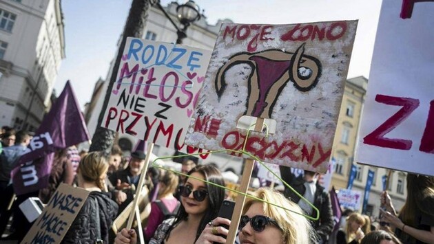 «Прекратите нас убивать»: в Польше женщины вышли на протест против запрета абортов