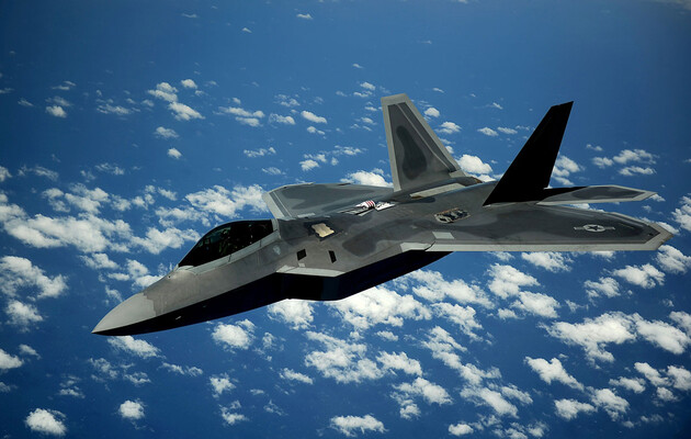 США перебрасывают истребители F-22 на Ближний Восток в ответ на опасную активность авиации РФ