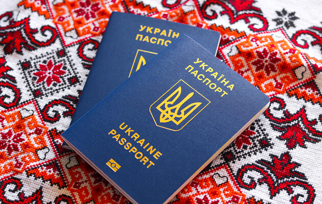 Спрощено перевірку готовності паспортів для українців за кордоном