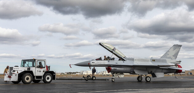 Літаки F-16 є сигналом Путіну про довготривалу підтримку НАТО України – Bloomberg 