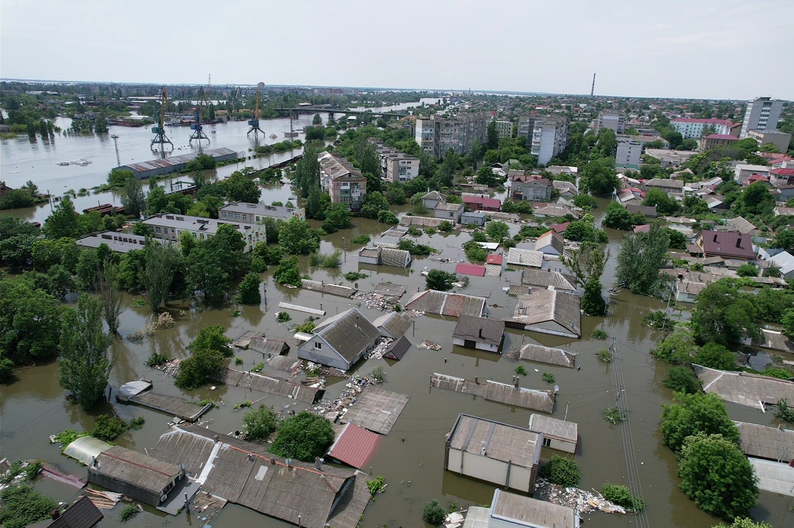 Подрыв Каховской ГЭС: вода в Херсонской области понемногу спадает