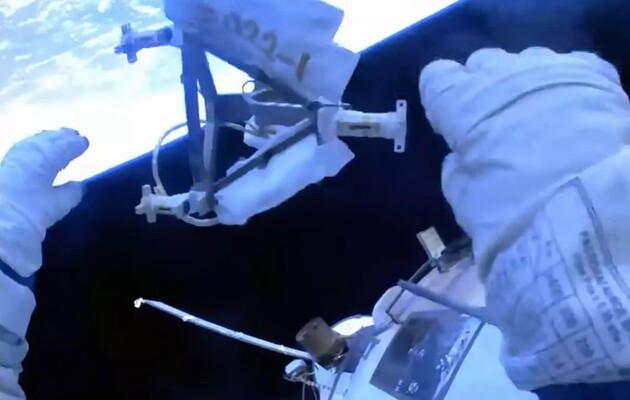 Российские космонавты выбросили старое оборудование за борт МКС