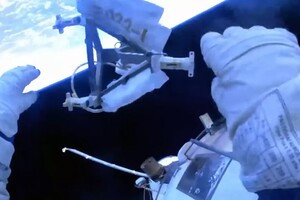 Российские космонавты выбросили старое оборудование за борт МКС
