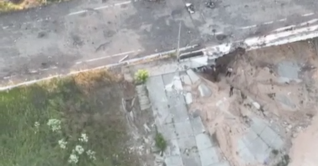 Дрони ЗСУ знищили позицію окупантів під мостом: журналіст показав відео