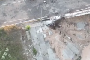 Дроны ВСУ уничтожили позицию оккупантов под мостом: журналист показал видео
