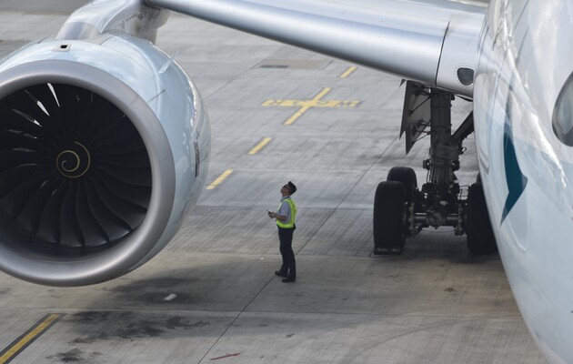 Працівника аеропорту в США засмоктало у двигун літака – він загинув