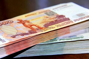Рубль продовжує дешевшати через заколот 