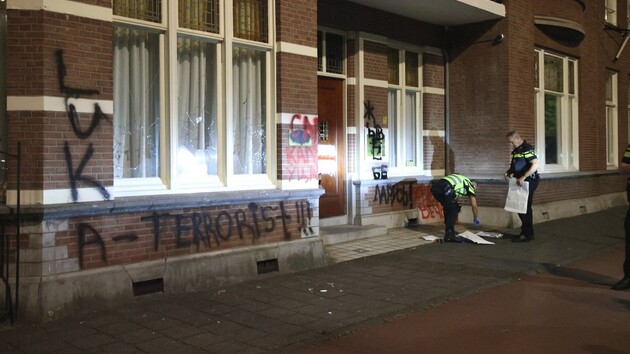 «Лука террорист». Посольство Беларуси разрисовали и выбили в здании окна
