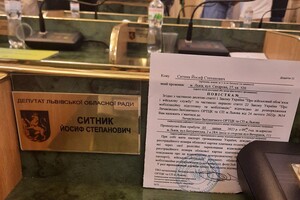 Ранок починається не з кави: депутатам Львівської облради перед засіданням вручили повістки 