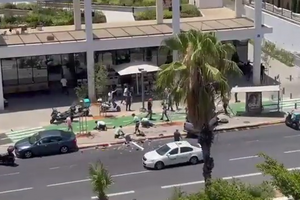 В Тель-Авиве мужчина сбил автомобилем пешеходов и напал на людей с ножом