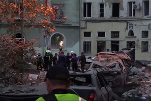 У Львові рятувальники працюють у квартирах, де під завалами можуть бути двоє людей