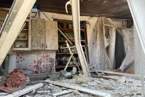 Росіяни вдарили по будинку й магазину в Херсоні: постраждали троє цивільних