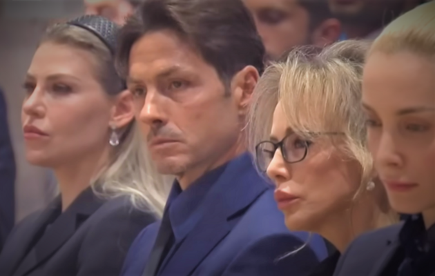 П'єр Сільвіо та Марина Берлусконі (у центрі)