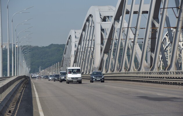 В Киеве завершили строительство моста, который позволит в несколько раз ускорить передвижение по столице