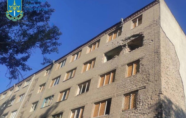 Россияне накрывают огнем Херсон. Уже попали в гуманитарный штаб и пять жилых домов
