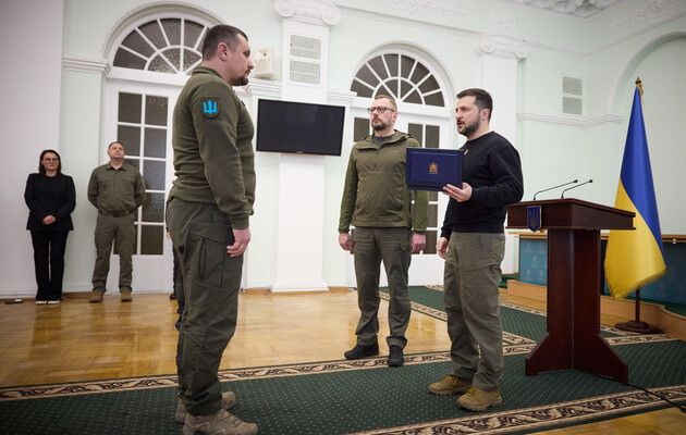 Глава Черниговской городской военной администрации Дмитрий Брижинский и президент Украины Владимир Зеленский во время рабочей поездки на Черниговщину