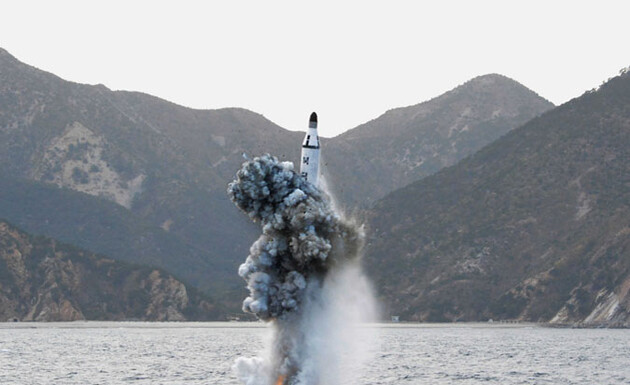 Северная Корея опять запустила межконтинентальную баллистическую ракету в сторону Японии