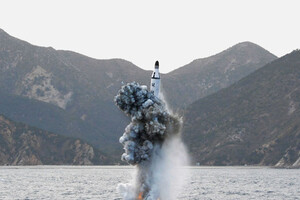 Северная Корея опять запустила межконтинентальную баллистическую ракету в сторону Японии