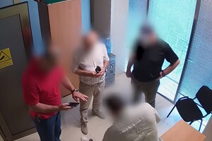 Влада Грузії звинуватила польського лікаря у тому, що він хотів у черевику винести зразок аналізів Саакашвілі