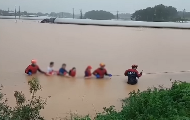 Десятки погибших в затопленном тоннеле: Южную Корею всколыхнуло масштабные наводнения