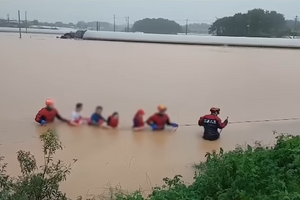 Десятки загиблих у затопленому тунелі: Південну Корею сколихнули масштабні повені 