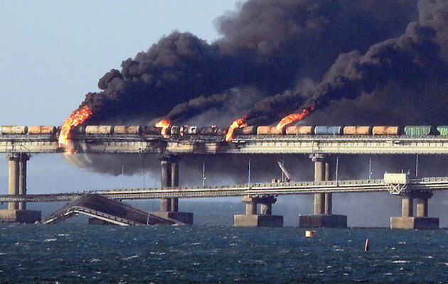 В четыре утра взрывы повредили Крымский мост, здесь остановили движение транспорта