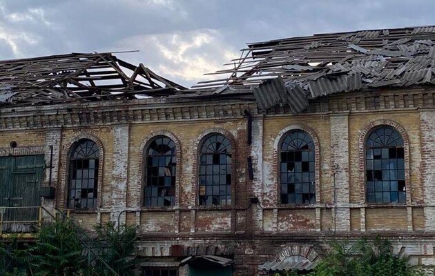 Поврежденные дома и авто: последствия ночной атаки россиян по Никопольщине