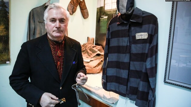 Василь Овсієнко тримає в руках ключі від камери Василя Стуса, за ним інші предмети, які вдалося вивезти після розпаду СРСР із табору у Кучино, що у Пермській області Росії. У цьому концтаборі утримувалися українські дисиденти