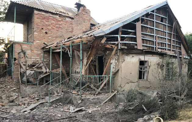 Нікополь під ворожим вогнем: Росіяни поранили людей та пошкодили будинки й підприємство