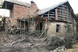 Никополь под вражеским огнем: Россияне ранили людей и повредили дома и предприятие