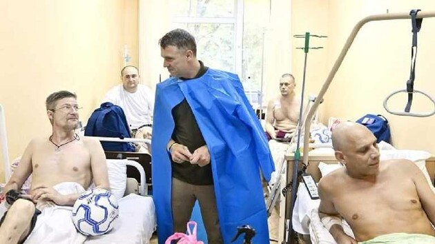 Наставник збірної України Ребров відвідав поранених бійців ЗСУ у шпиталі