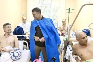 Наставник сборной Украины Ребров посетил раненных бойцов ВСУ в госпитале
