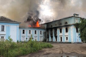 Россияне в Часовом Яру уничтожили Дворец культуры. Вместе с ним запас гуманитарки и медоборудования