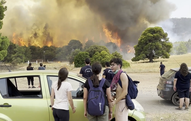 Пожежі охопили ще один острів у Греції – евакуйовані тисячі людей 