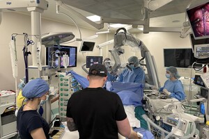 В Охматдиті провели унікальну операцію з видалення пухлини в мозку, яка заважала дитині повноцінно розмовляти
