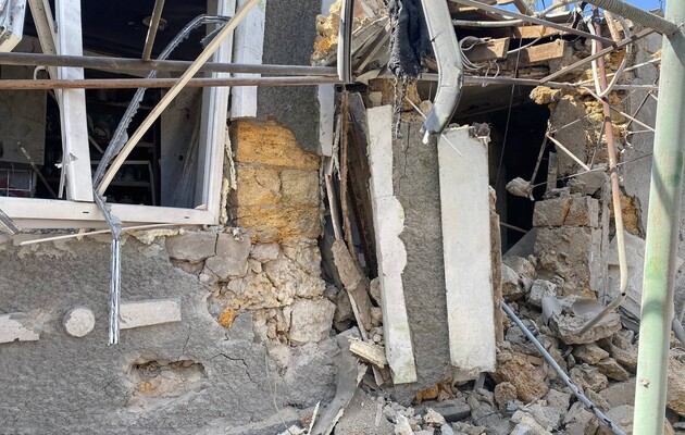 Оккупанты нанесли удар по жилому дому в Херсонской области: есть раненая