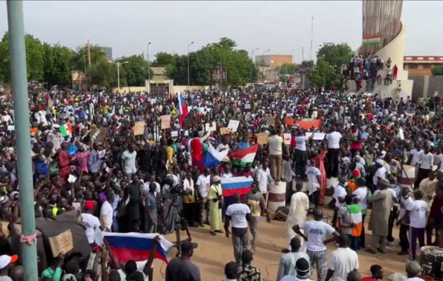 Сторонники госпереворота в Нигере пришли к посольству Франции с флагами России