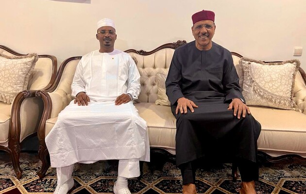 Президент Чада (лиоруч) и отстраненный от власти президент Нигера