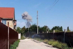 В районі авіабази у Криму пролунали вибухи: подробиці