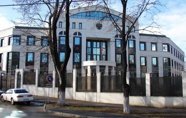 Авто въехало в ворота посольства РФ в Молдове