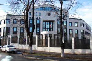 Авто въехало в ворота посольства РФ в Молдове