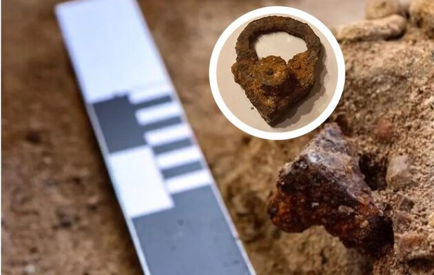 На гробницу повесили "антивампирский" замок