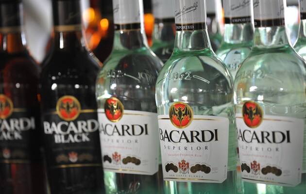 Активно ведет бизнес в РФ: алкогольную компанию Bacardi внесли в список международных спонсоров войны