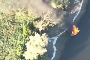 Дрон ВСУ потопил российский катер на Днепре – видео от BILD