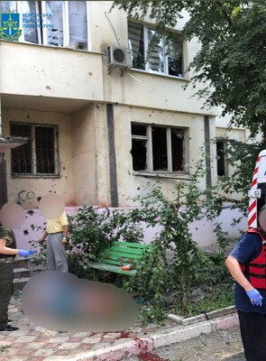 В Херсоне войска РФ попали в многоэтажку: есть пострадавшие