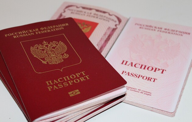 Оккупанты угрожают старшеклассникам не выдать аттестаты, если те не получат паспорт России