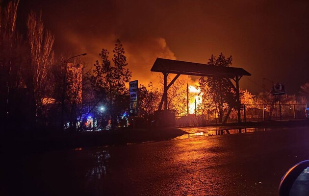 Внаслідок ракетного удару на одному з підприємств Дніпра спалахнула пожежа - ОВА