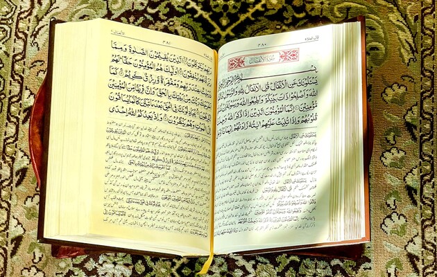 Буцали ногою і підпалили сторінки: у Швеції знову осквернили Коран
