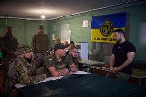 Зеленский встретился с военными в Запорожской области и поручил рассмотреть их запросы