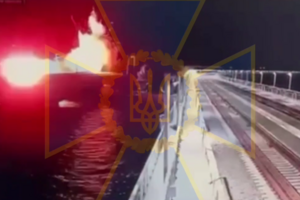 Появилось еще одно видео удара по Крымскому мосту. На этот раз по автомобильной части